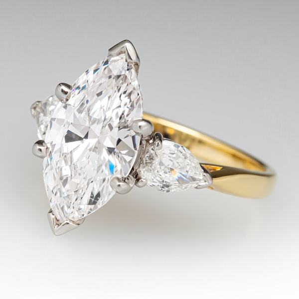 Nhẫn cầu hôn kim cương hình hạt thóc kết hợp kim cương tấm